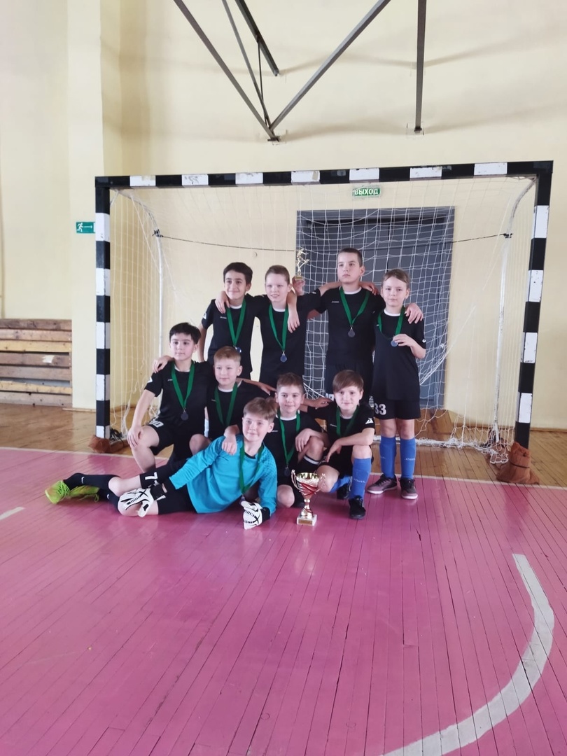 Команда лицея (3-4 класс) в первенстве района по мини-футболу заняла 1 место.