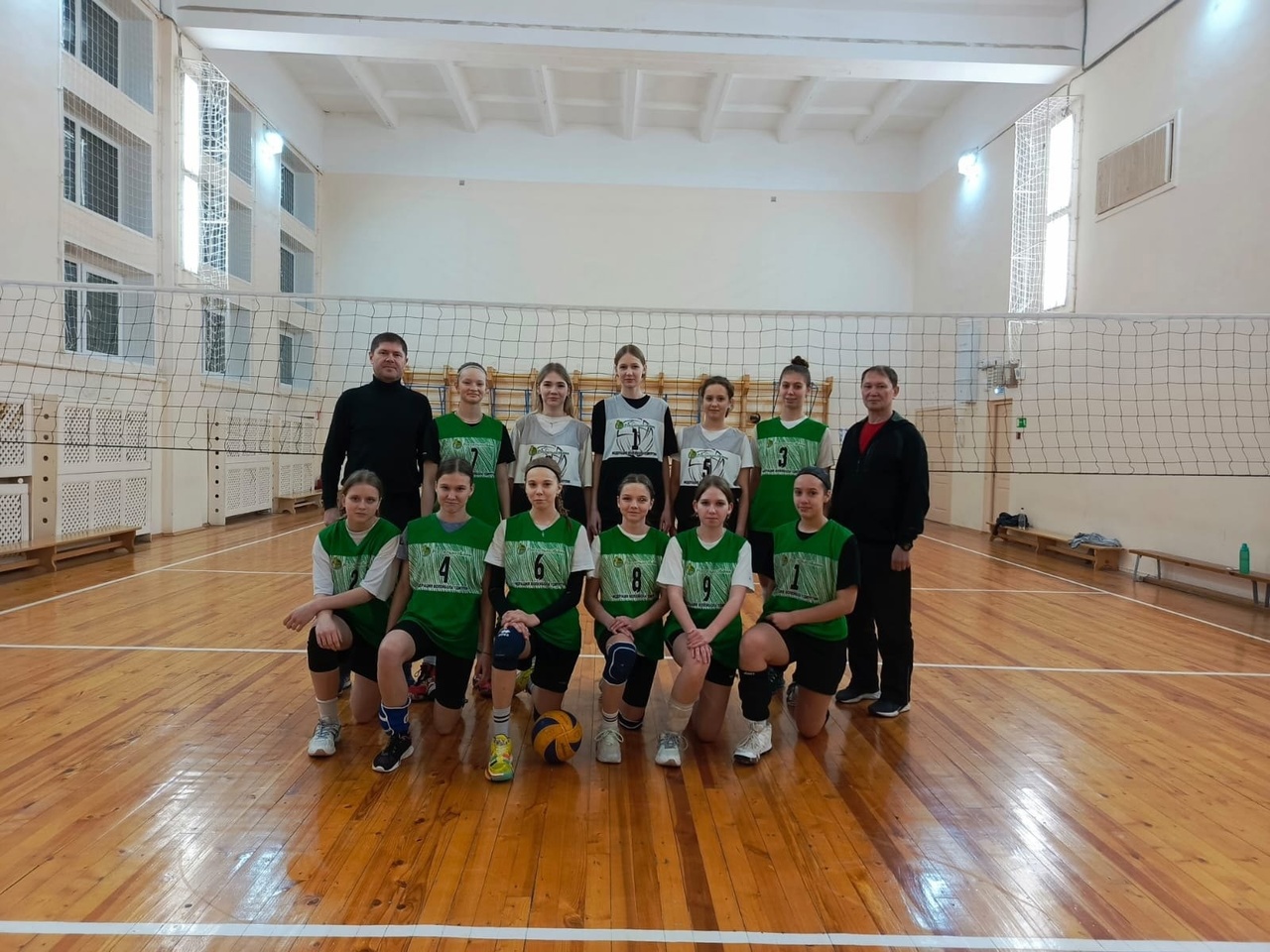 Сборная команда девушек по волейболу заняла 2 место на районном этапе Школьной волейбольной лиги.