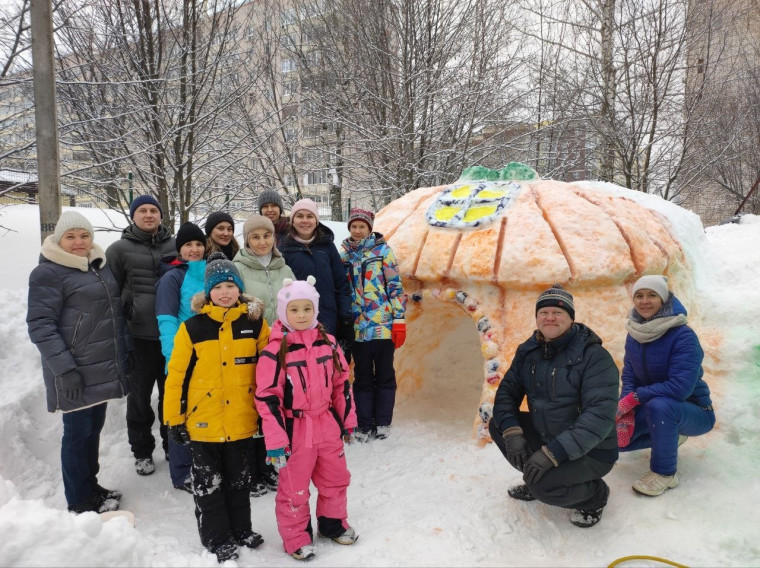 Год семьи открыли строительством Снежного городка.